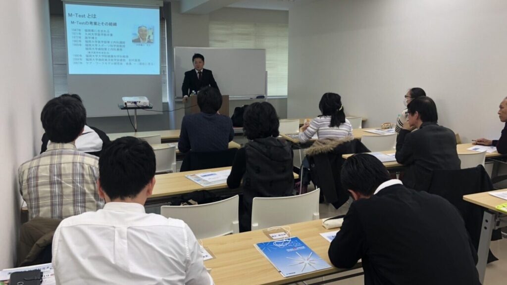 セイリン主催のセミナーで鍼灸師を前に講演を行う小野院長