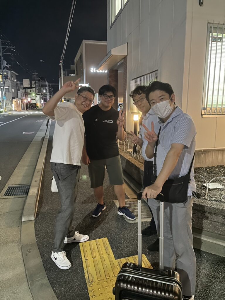 IRT療法セミナー懇親会 参加者同士の交流（腰痛や股関節疾患の臨床報告を語り合う場面）